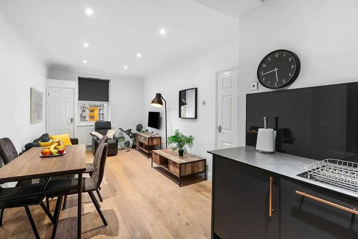 Central Brighton 2 Bed Flat 0*,  United Kingdom